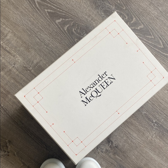 Alexander McQueen Oversized Sneaker in white python - Picture 9 of 9